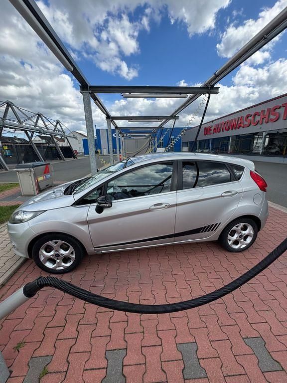 Grau Gebraucht 2010 Ford Fiesta Titanium Kleinwagen | 6.149 € (Etwas zu teuer) - Bild 1/4