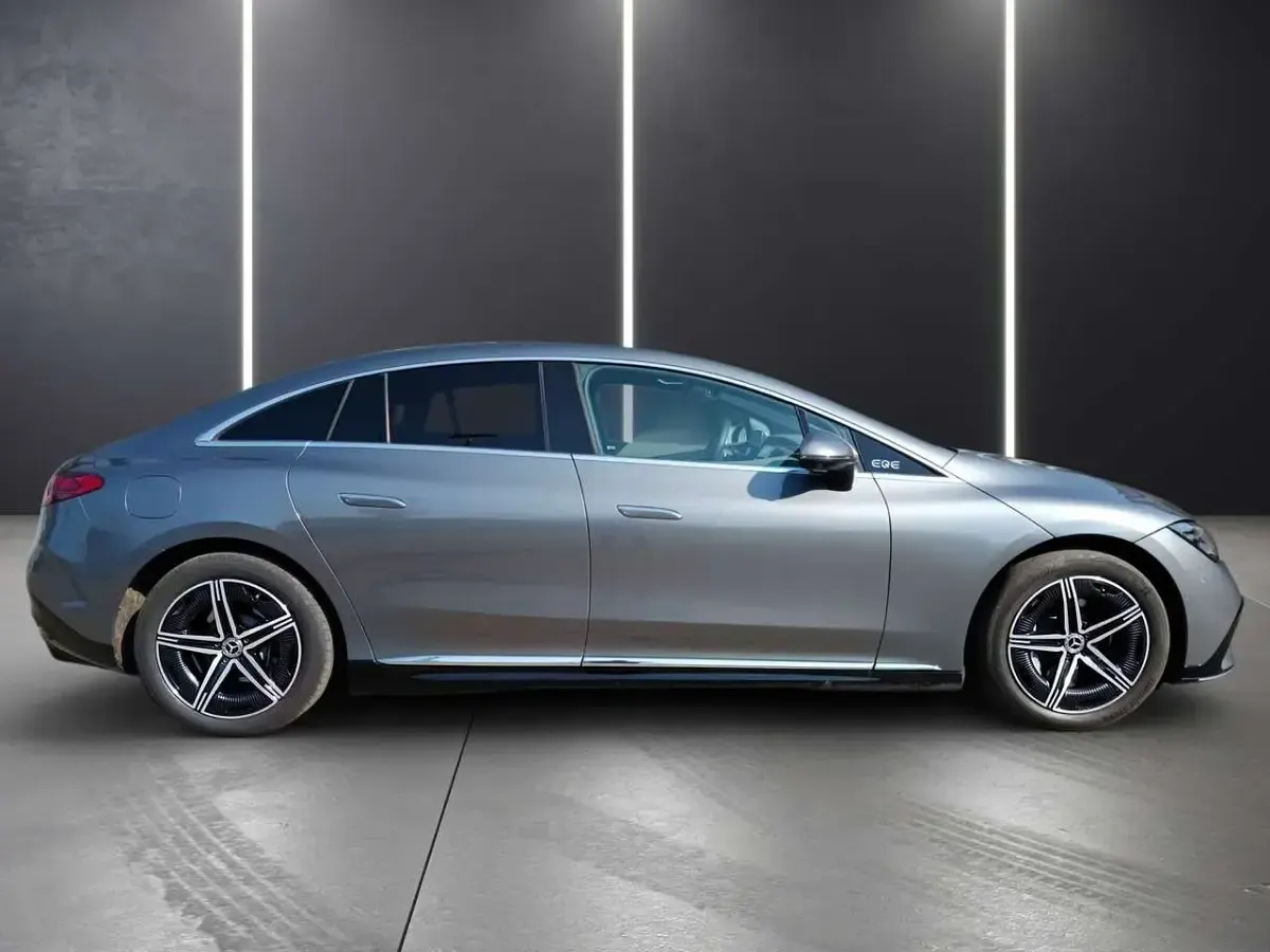 Gebraucht Mercedes EQE300 AMG line 180 kW (245 PS) 2022 Selenitgrau  metalliclack Limousine