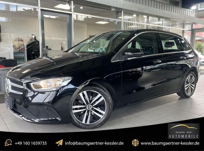 Kosmosschwarz metalliclack Gebraucht 2021 Mercedes B180 Van / Kleinbus | 24.990 € (Fairer Preis) - Bild 1/4