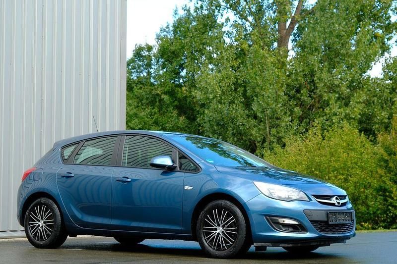 Blau Gebraucht 2014 Opel Astra Edition Limousine | 5.840 € (Fairer Preis) - Bild 1/4