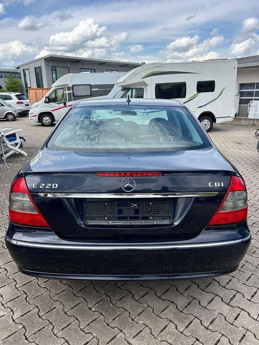 Gebraucht Mercedes E220 170 PS (125 kW) 2008 Blau Limousine