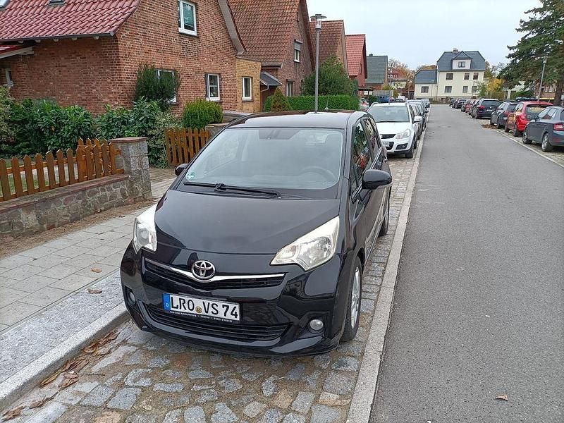 Schwarz Gebraucht 2012 Toyota Verso-S Multidrive S Van / Kleinbus | 6.700 € (Fairer Preis) - Bild 1/4