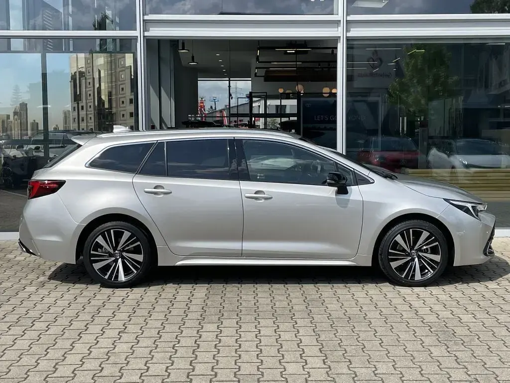 Neu Toyota Corolla 178 PS (130 kW) 2026 Cosmicsilber metallic Kombi