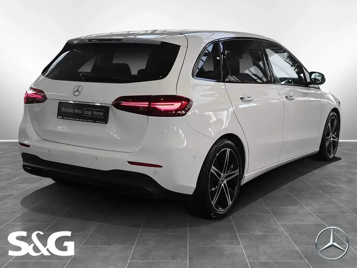 Gebraucht Mercedes B200 Night 163 PS (119 kW) 2024 Unilack polarweiß Kleinwagen
