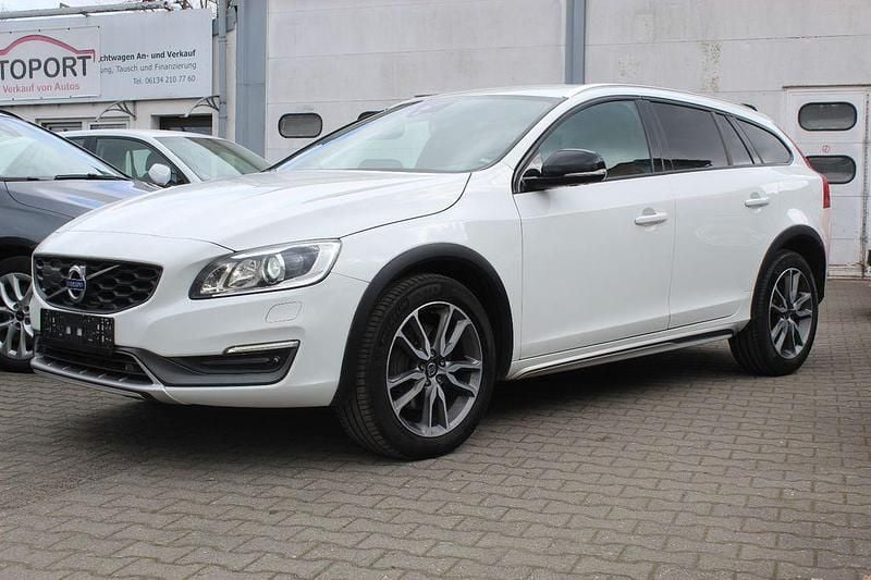 Gebraucht Volvo V60 CC Summum 190 PS (139 kW) 2015 White solid Kombi