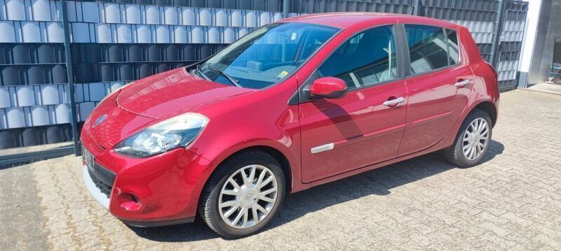Rot Gebraucht 2009 Renault Clio III Luxe Limousine | 2.750 € (Guter Preis) - Bild 1/4