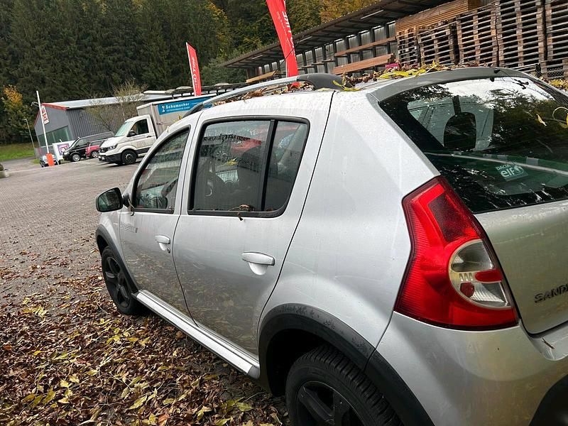 Grau Gebraucht 2012 Dacia Sandero Limousine | 3.000 € - Bild 1/4
