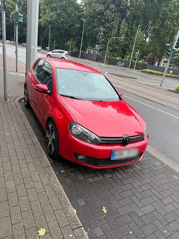 Rot Gebraucht 2010 VW Golf VI Team Limousine | 3.099 € (Guter Preis) - Bild 1/4