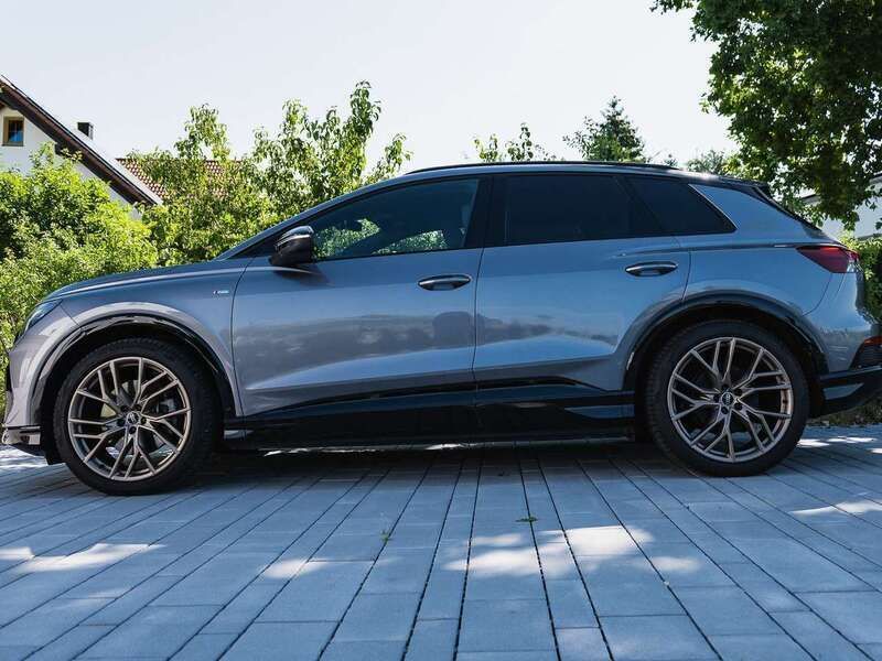 Grau Gebraucht 2023 Audi Q4 e-tron Edition .1 SUV | 39.500 € - Bild 1/4