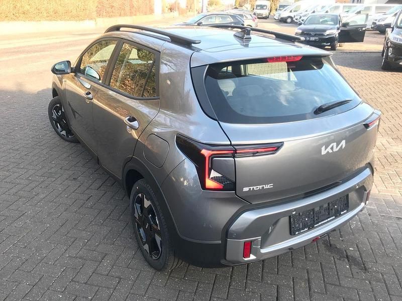 Neu Kia Stonic Silver 101 PS (74 kW) 2026 Grau SUV