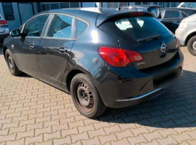 Gebraucht Opel Astra Sport 101 PS (74 kW) 2013 Schwarz Limousine