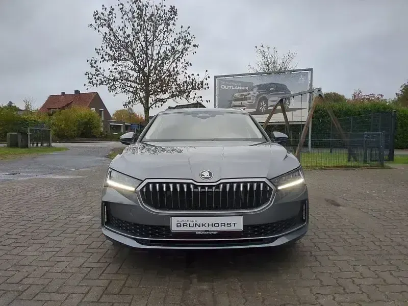 Neu Skoda Superb Selection 150 PS (110 kW) 2025 Grau Kombi