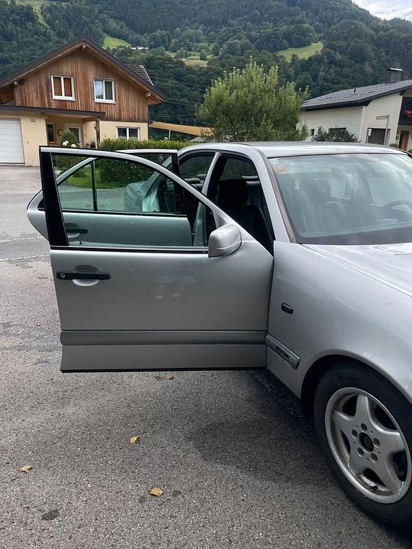 Gebraucht Mercedes E220 Classic 95 PS (69 kW) 1995 Silber Limousine