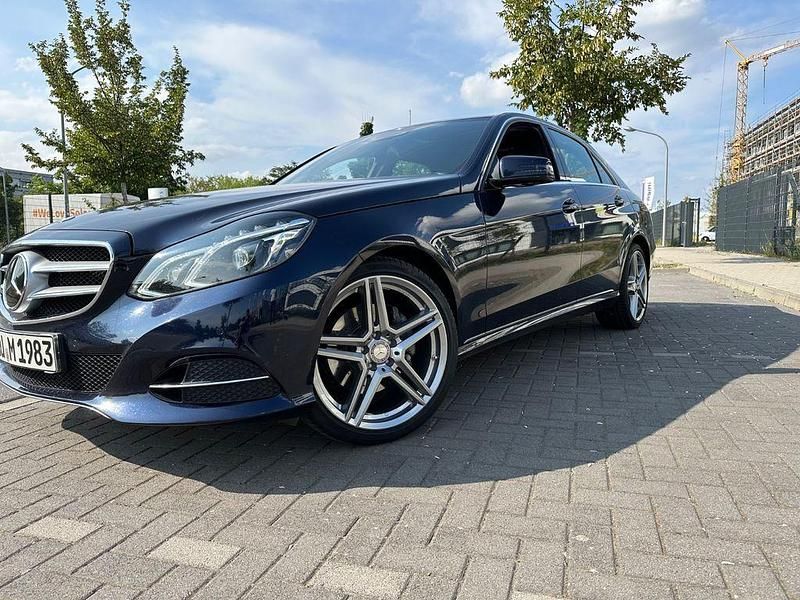 Blau Gebraucht 2013 Mercedes E300 Avantgarde Limousine | 16.499 € (Fairer Preis) - Bild 1/4