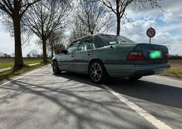 Używany Mercedes E220 150 KM (110 kW) 1993 Zielony Sedan/Limuzyna