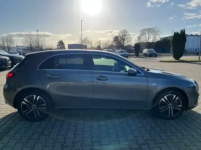 Gebraucht Mercedes A250 Advanced 218 PS (160 kW) 2025 lack mountaingrau Limousine