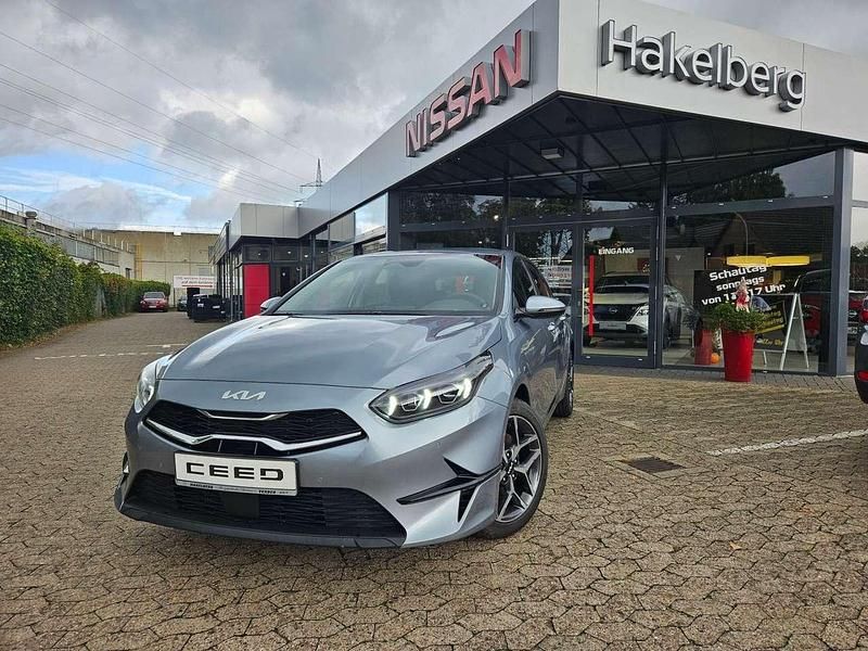 Neu Kia Ceed Spirit 140 PS (102 kW) 2025 (css) lunarsilber met. Kleinwagen