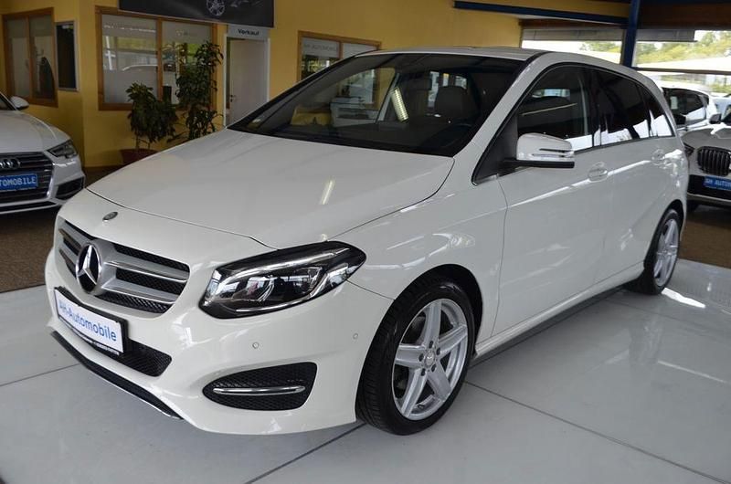 Weiß Gebraucht 2016 Mercedes B180 Van / Kleinbus | 17.880 € (Fairer Preis) - Bild 1/4