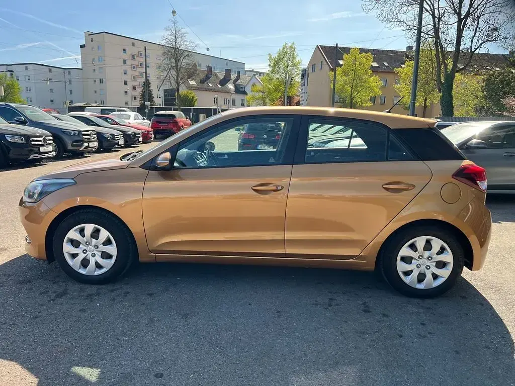 Usata Hyundai i20 Trend 84 CV (61 kW) 2016 Marrone Berlina