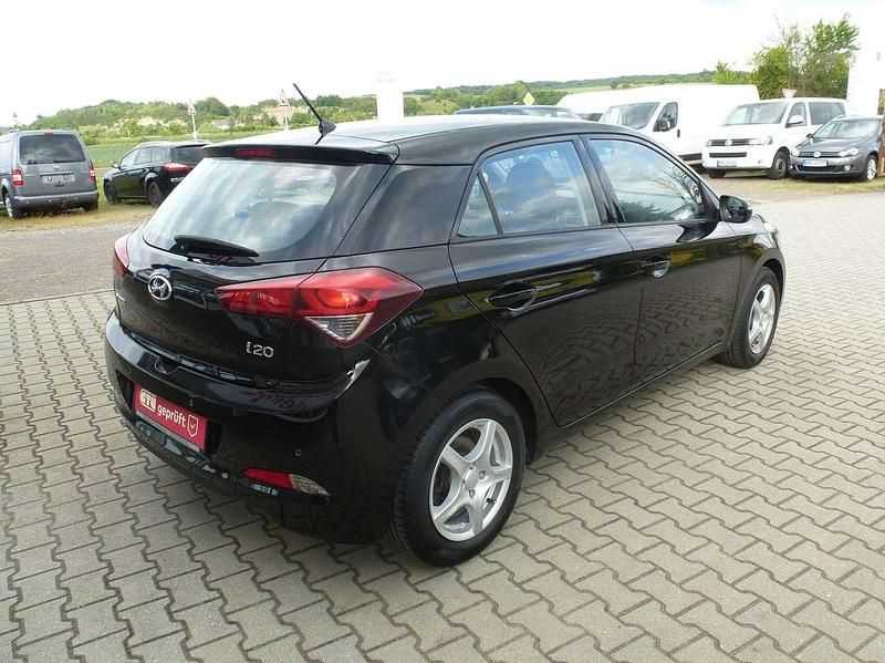 Gebraucht Hyundai i20 Pure 84 PS (61 kW) 2018 Schwarz Kleinwagen