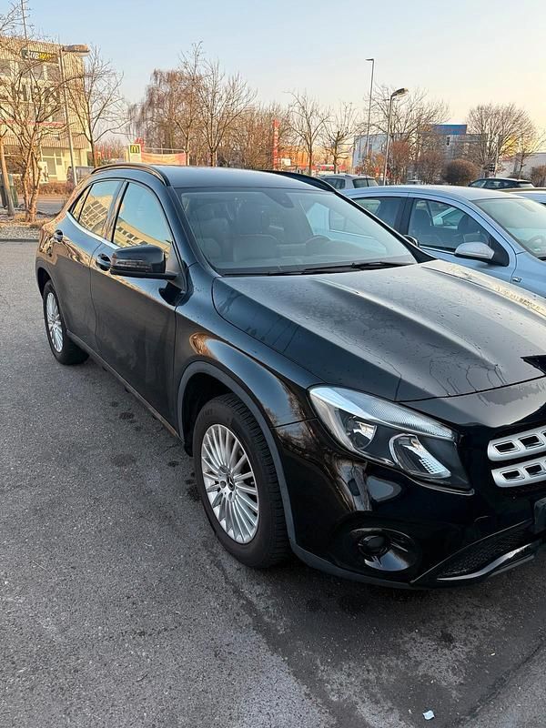 Gebraucht Mercedes GLA180 109 PS (80 kW) 2017 Schwarz SUV