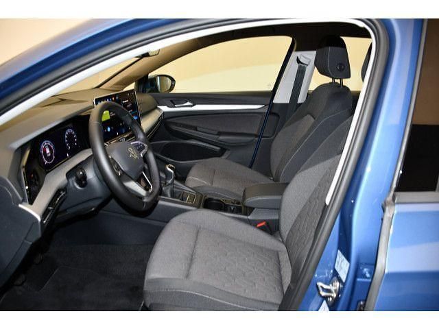 Gebraucht VW Golf VIII Life 116 PS (85 kW) 2024 Anemonenblau metallic (metallic) Limousine