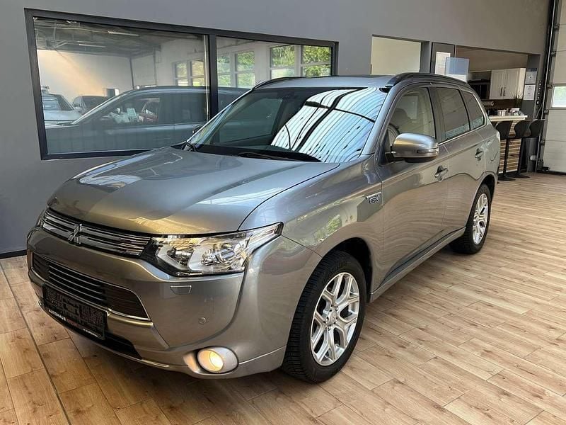 Grau Gebraucht 2014 Mitsubishi Outlander P-HEV Basis SUV | 9.900 € (Teuer) - Bild 1/4