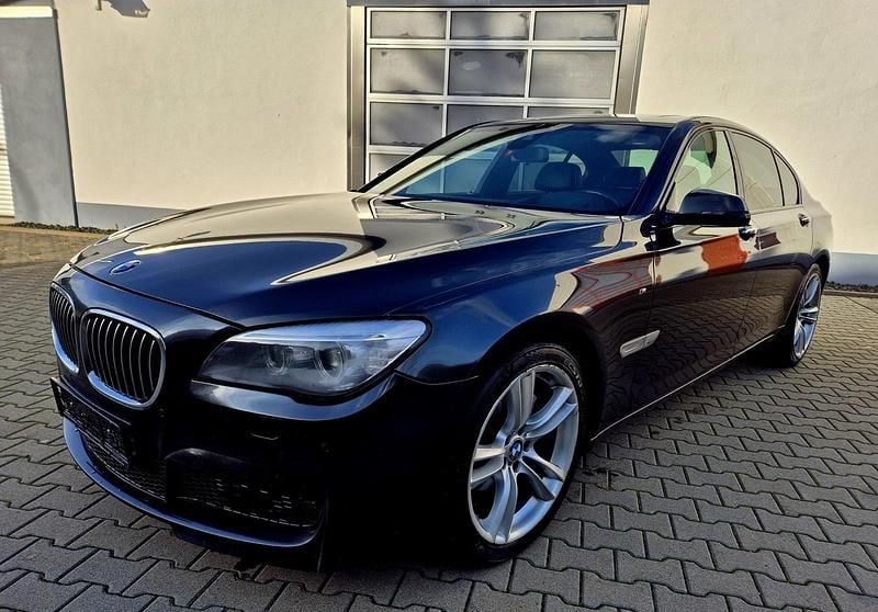 Grau Gebraucht 2015 BMW 740 Sport Line Limousine | 12.200 € (Superpreis) - Bild 1/4