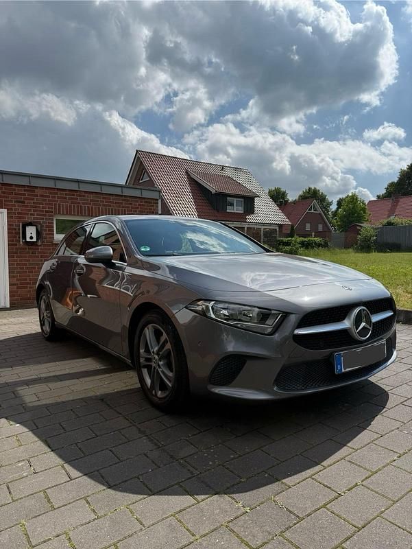 Grau Gebraucht 2019 Mercedes A180 Limousine | 21.490 € (Fairer Preis) - Bild 1/4