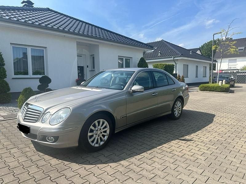 Grau Gebraucht 2007 Mercedes E280 Limousine | 5.999 € (Fairer Preis) - Bild 1/4
