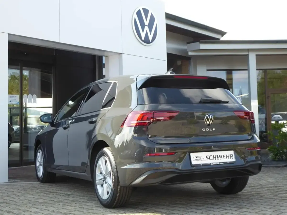 Gebraucht VW Golf VIII Life 116 PS (85 kW) 2025 Grau Limousine