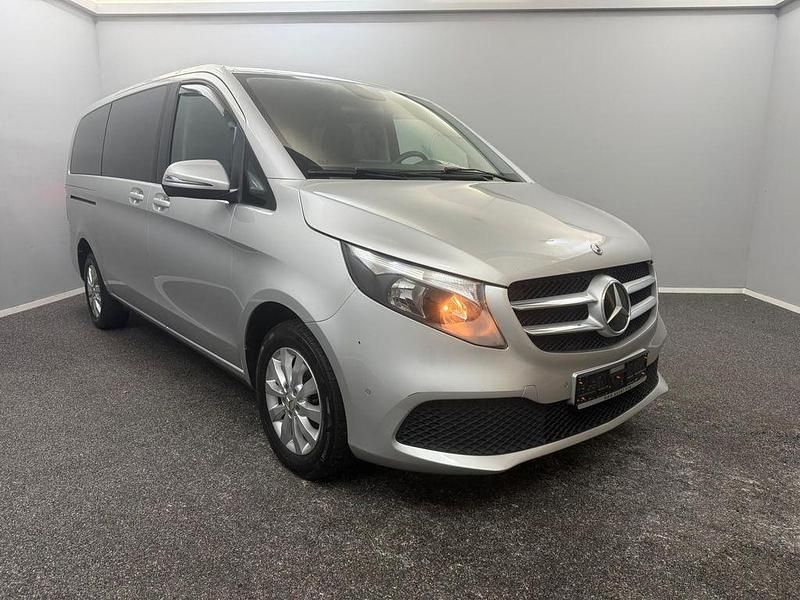 Gebraucht Mercedes V220 163 PS (119 kW) 2019 Silber Van / Kleinbus