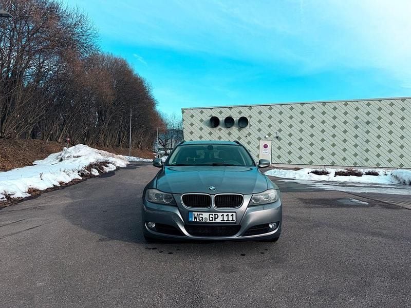 Gebraucht BMW 318 143 PS (105 kW) 2010 Grau Kombi
