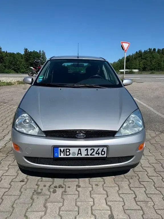 Gebraucht Ford Focus Ambiente 116 PS (85 kW) 2001 Silber Limousine