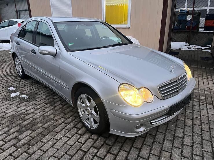 Silber Gebraucht 2006 Mercedes C220 Limousine | 2.390 € (Superpreis) - Bild 1/4