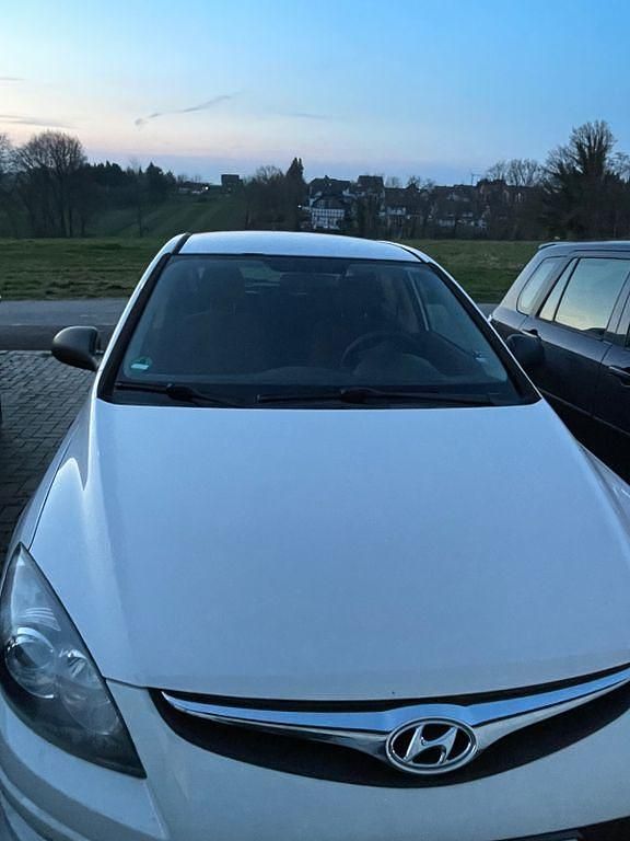 Gebraucht Hyundai i30 Classic 109 PS (80 kW) 2012 Weiß Limousine