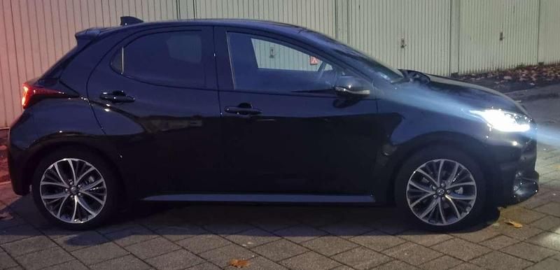 Gebraucht Toyota Yaris Hybrid Style 131 PS (96 kW) 2024 Schwarz Kleinwagen