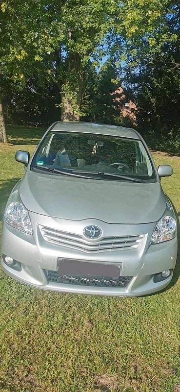 Grau Gebraucht 2010 Toyota Verso Van / Kleinbus | 11.599 € (Teuer) - Bild 1/4