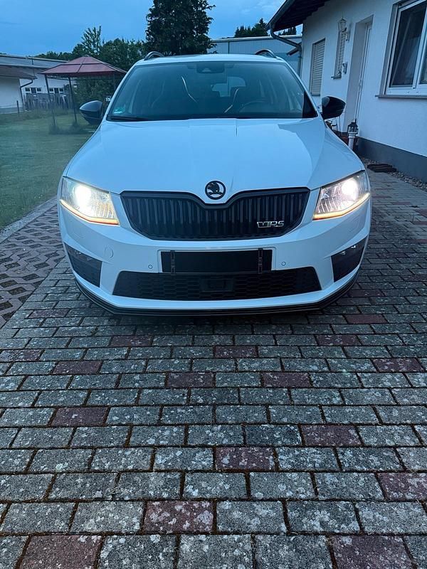 Weiß Gebraucht 2016 Skoda Octavia Sport Kombi | 12.900 € (Guter Preis) - Bild 1/4