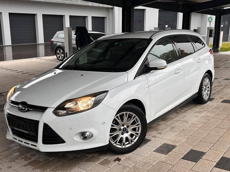 Weiß Gebraucht 2011 Ford Focus Titanium Kombi | 4.750 € (Fairer Preis) - Bild 1/4