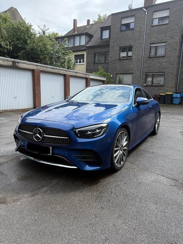 Blau Gebraucht 2022 Mercedes E220 AMG Coupé | 44.500 € (Fairer Preis) - Bild 1/4