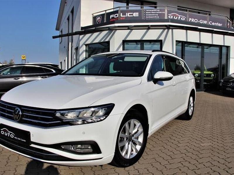 Weiß Gebraucht 2021 VW Passat Business Kombi | 19.900 € (Etwas zu teuer) - Bild 1/4
