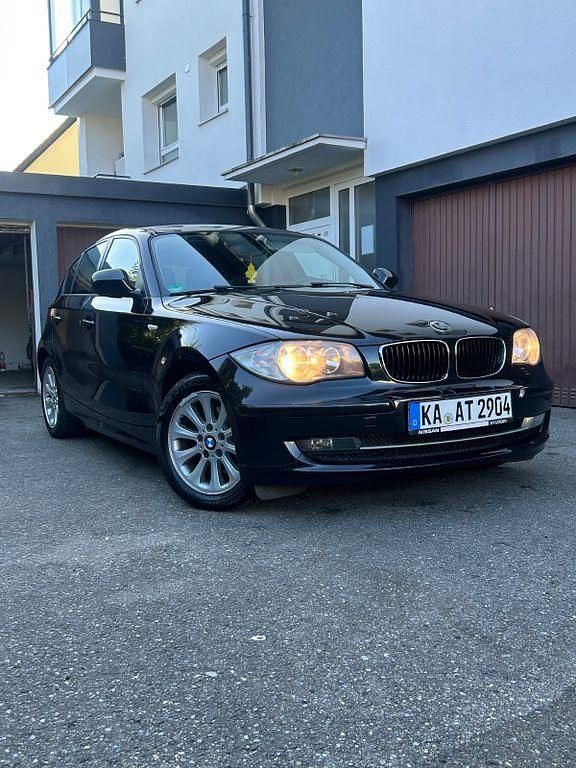 Schwarz Gebraucht 2011 BMW 118 Sport Line Kleinwagen | 4.200 € (Superpreis) - Bild 1/4