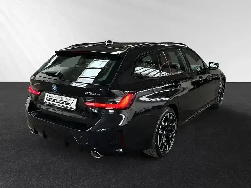 Gebraucht BMW 330e M Sport 292 PS (214 kW) 2025 Black sapphire metallic Kombi
