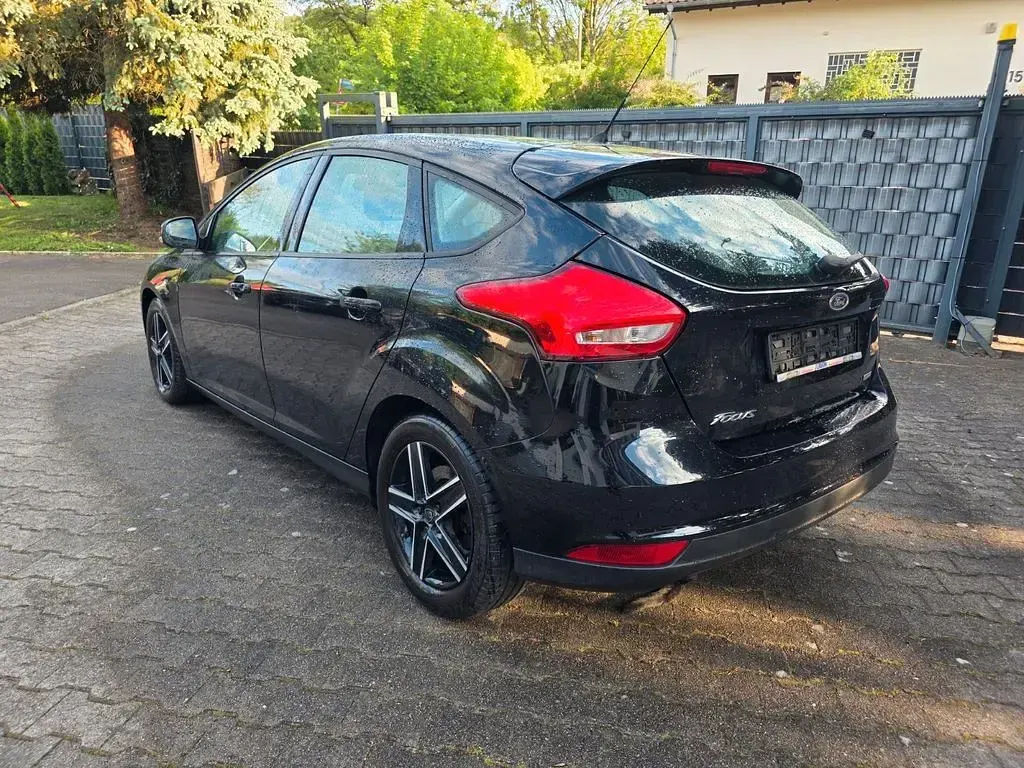 Gebraucht Ford Focus Trend 125 PS (91 kW) 2015 Schwarz Limousine