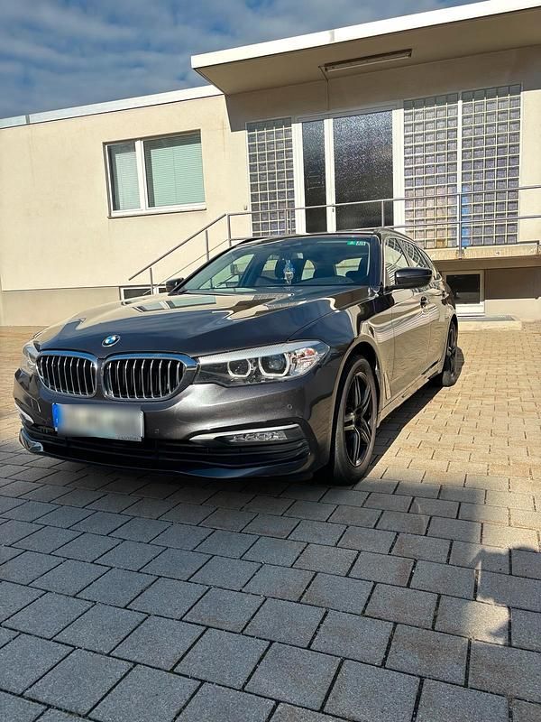 Grau Gebraucht 2018 BMW 520 Kombi | 19.900 € (Fairer Preis) - Bild 1/4