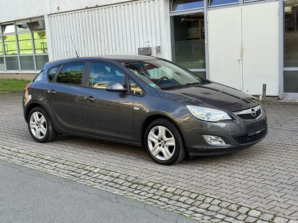 Gebraucht Opel Astra Cosmo 140 PS (102 kW) 2011 Grau Limousine
