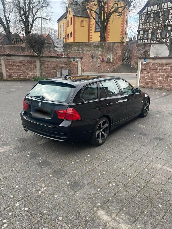 Gebraucht BMW 320 177 PS (130 kW) 2009 Schwarz Kombi