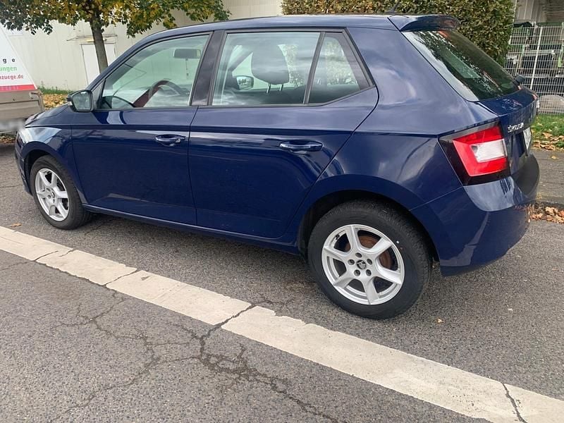 Gebraucht Skoda Fabia 70 PS (51 kW) 2015 Blau Kleinwagen