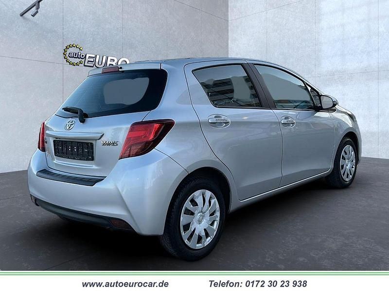 Gebraucht Toyota Yaris Comfort 69 PS (50 kW) 2015 Silber Kleinwagen